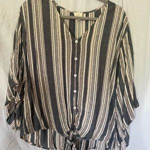 Francesca’s Loose Sleeve Top with Front Knot